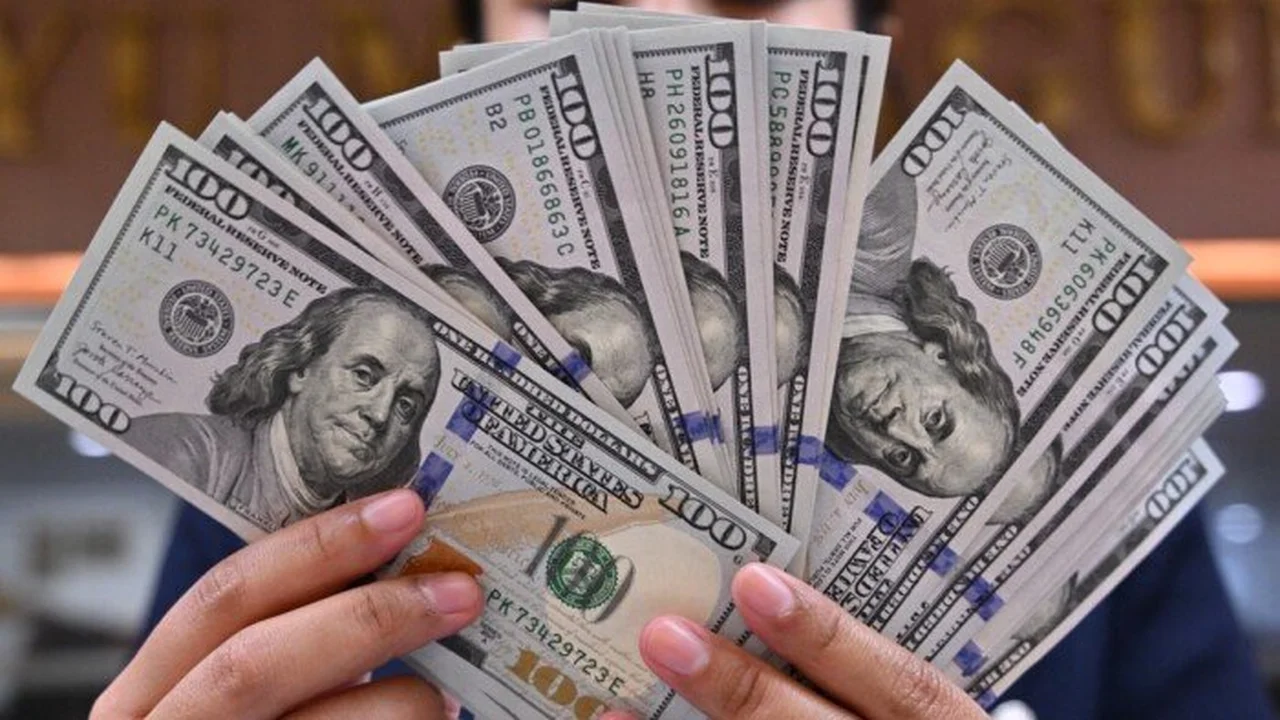 سعر الدولار مقابل الجنيه المصري اليوم الأحد 14 ديسمبر 2025 يؤثر على أسعار السلع والخدمات في السوق المحلية